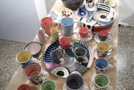 Majolikové nádobí a lampy ve veselých dekorech keramičky Evy Ilky Anderlové, foto: Radek Lepka