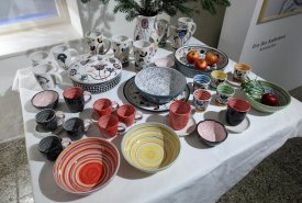Majolikové nádobí a lampy ve veselých dekorech keramičky Evy Ilky Anderlové, foto: Radek Lepka